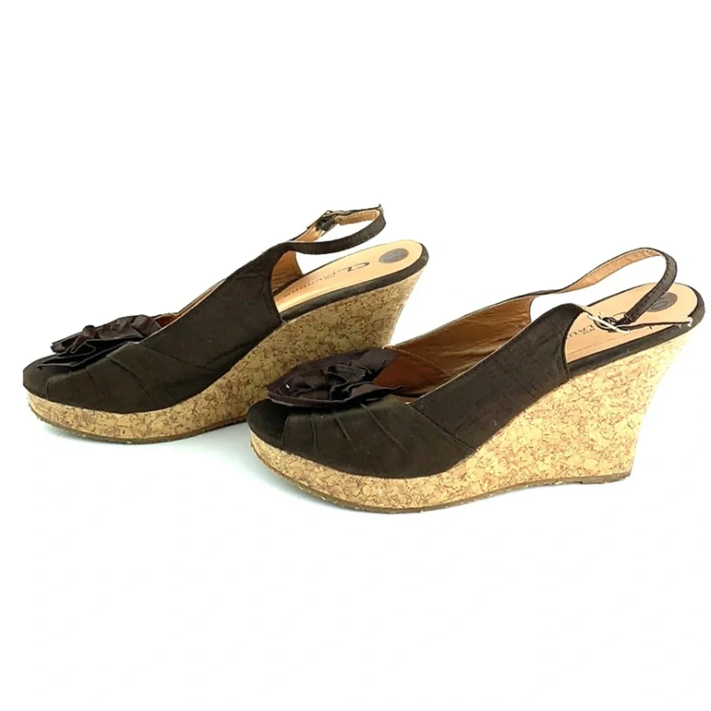 Chinese Laundry Ilena Flower Peep-Toe Wedge Sandals – Brown | Feminine | Cottage